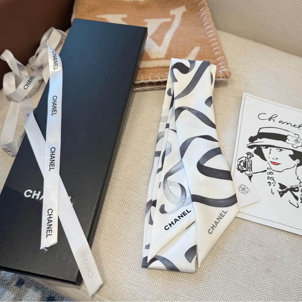 Chanel Flowing Ribbon Hairpin - Picture 3 of 6